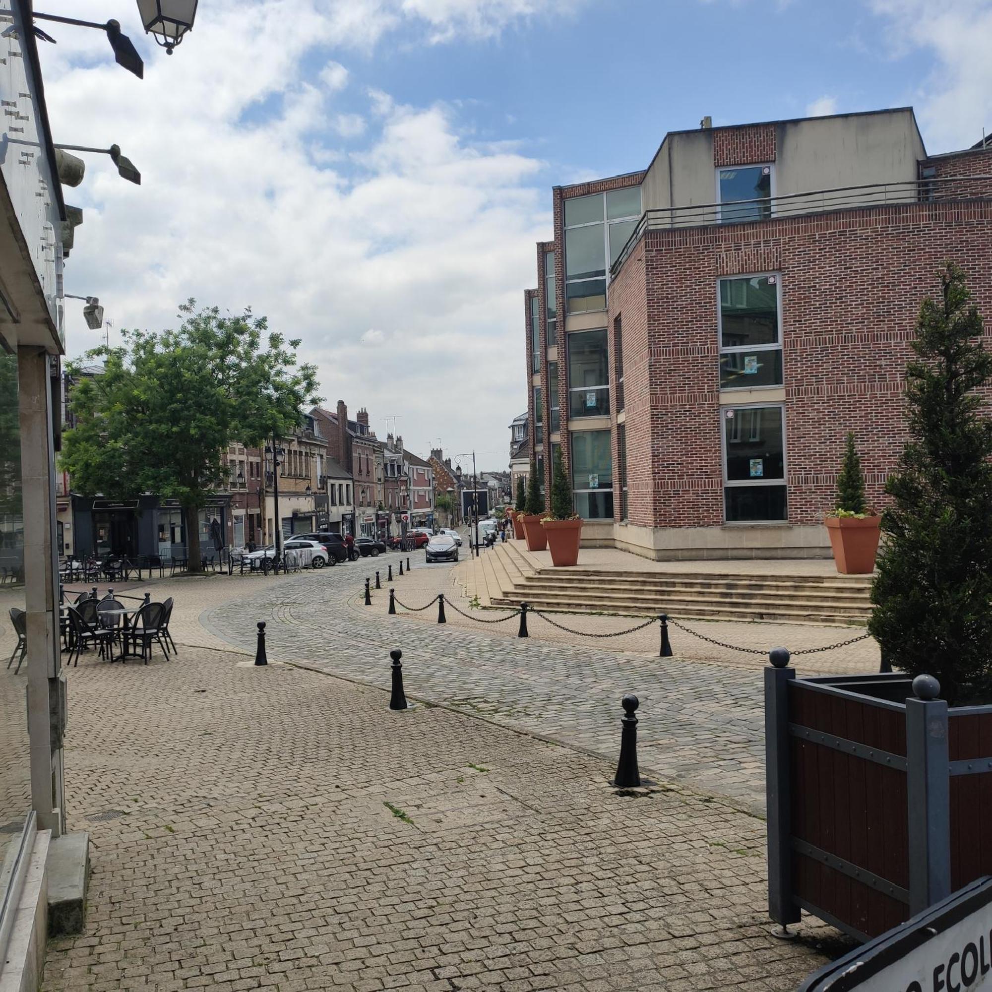 Apartamento Dans Le Centre Historique Noyon Exterior foto