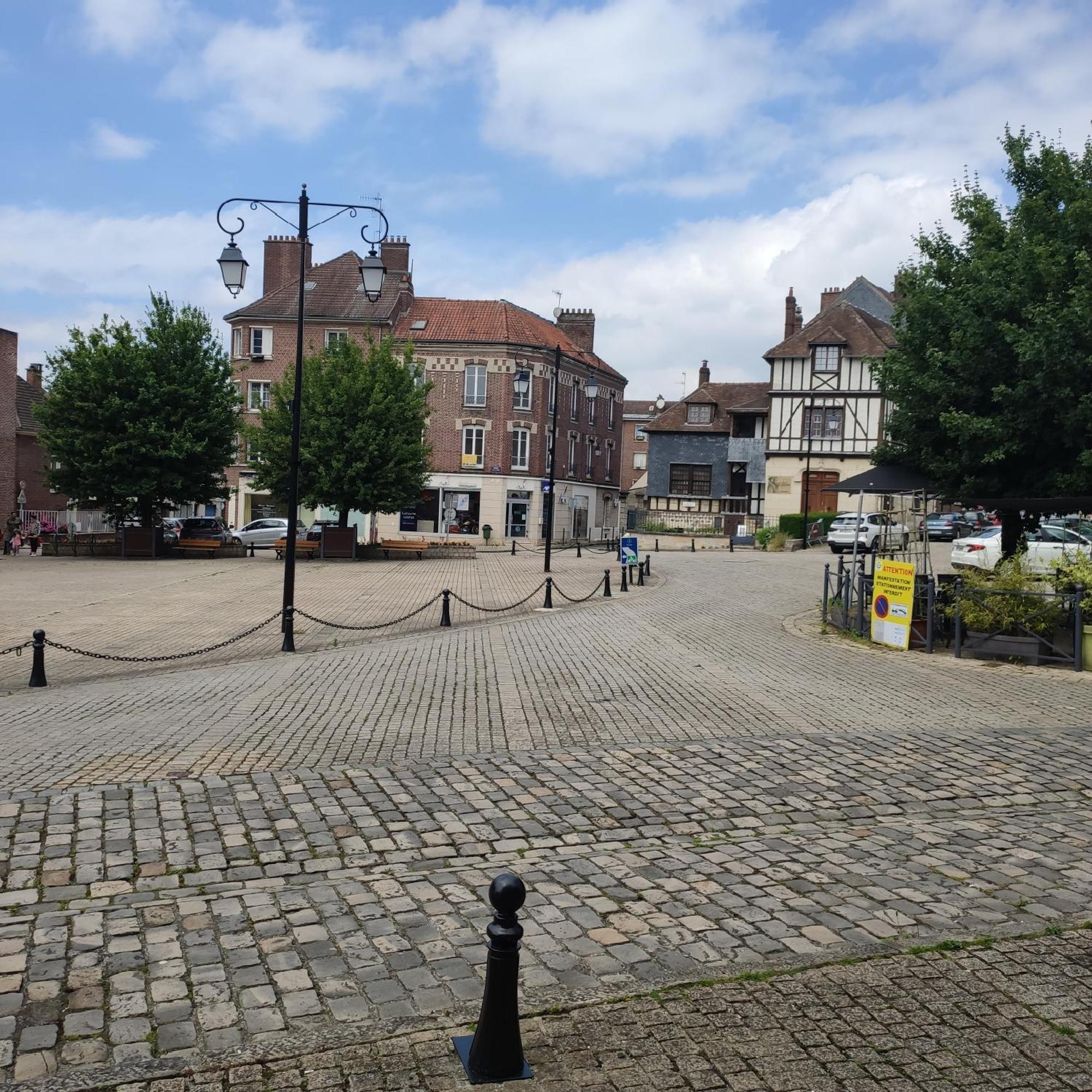 Apartamento Dans Le Centre Historique Noyon Exterior foto